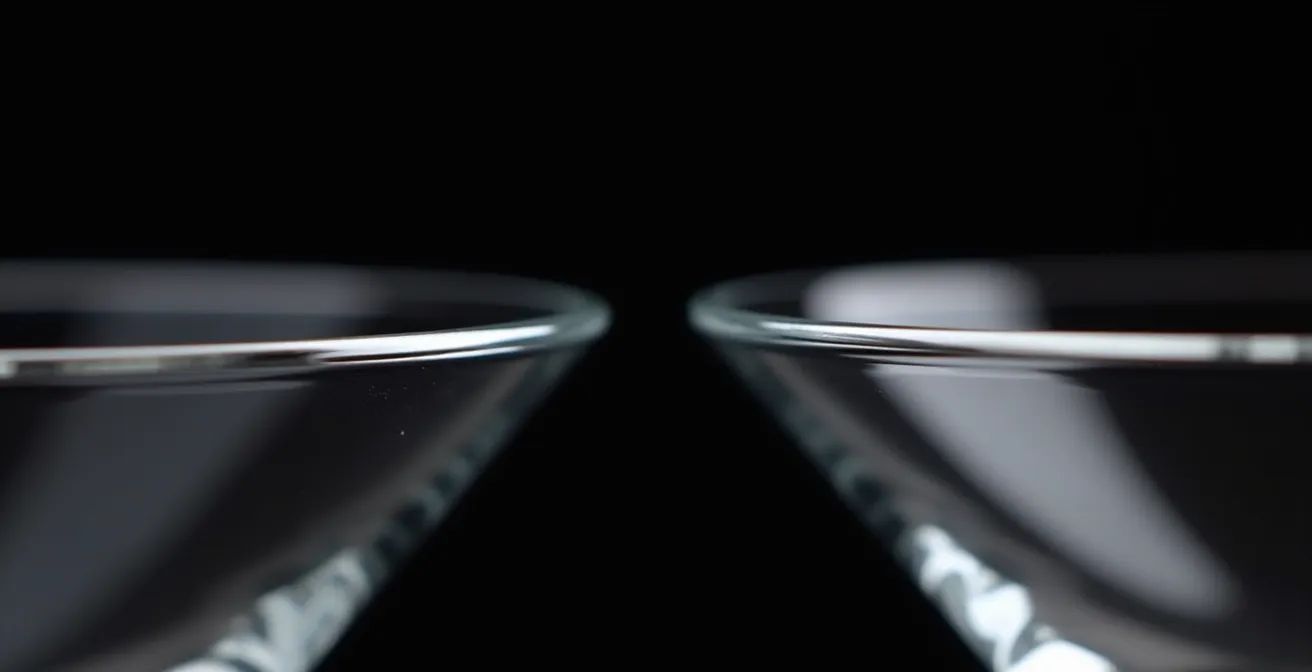 Makroaufnahme zweier Glasränder im Vergleich: maschineller Rollrand versus lasergeschnittener Kaltschliff