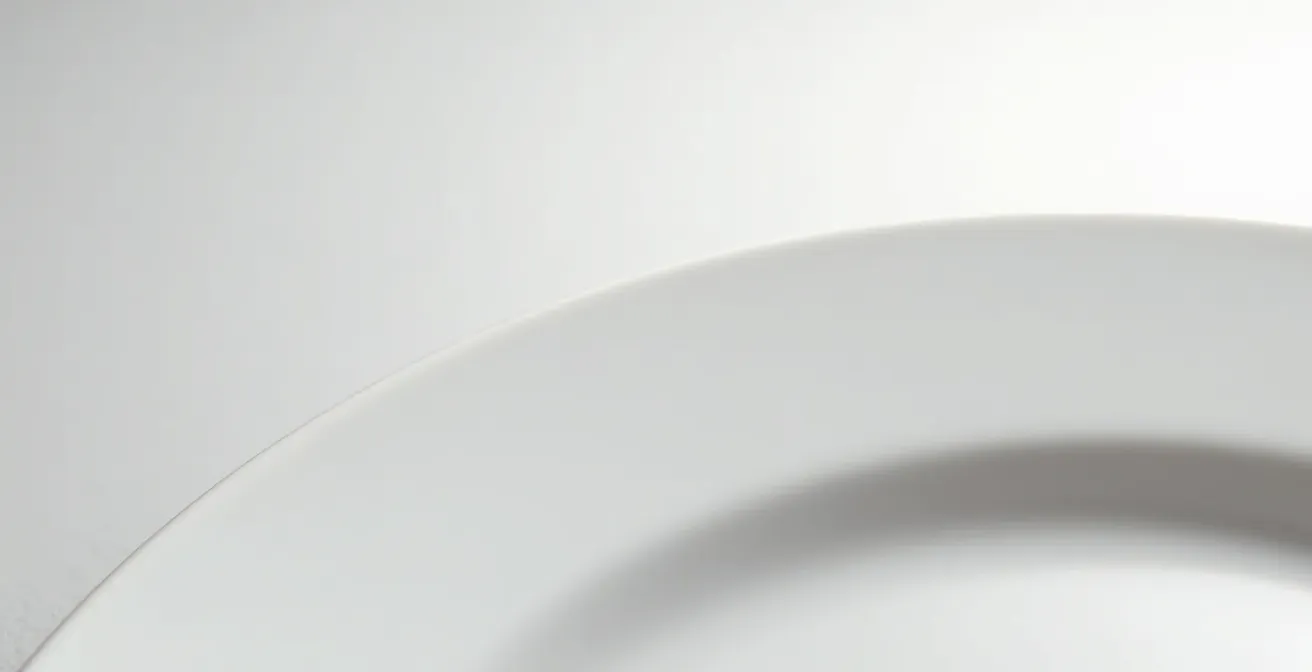 Makroaufnahme eines verstärkten Tellerrands im Querschnitt, die dessen massive Struktur zeigt